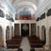 Da qui, girandoci alle nostre spalle, possiamo osservare tutto lambiente della chiesa e in particolare il grande organo sovrastante lingresso e i matronei laterali, un tempo utilizzati dalle suore per assistere alle funzioni, ma attualmente murati